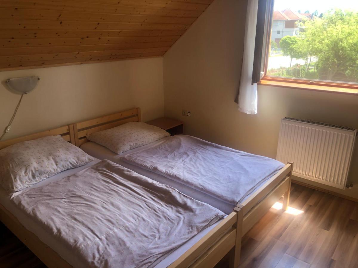 Zalakarosi Egerfa Nyaralohaz Foeldszinti Es Emeleti Apartman Exteriör bild