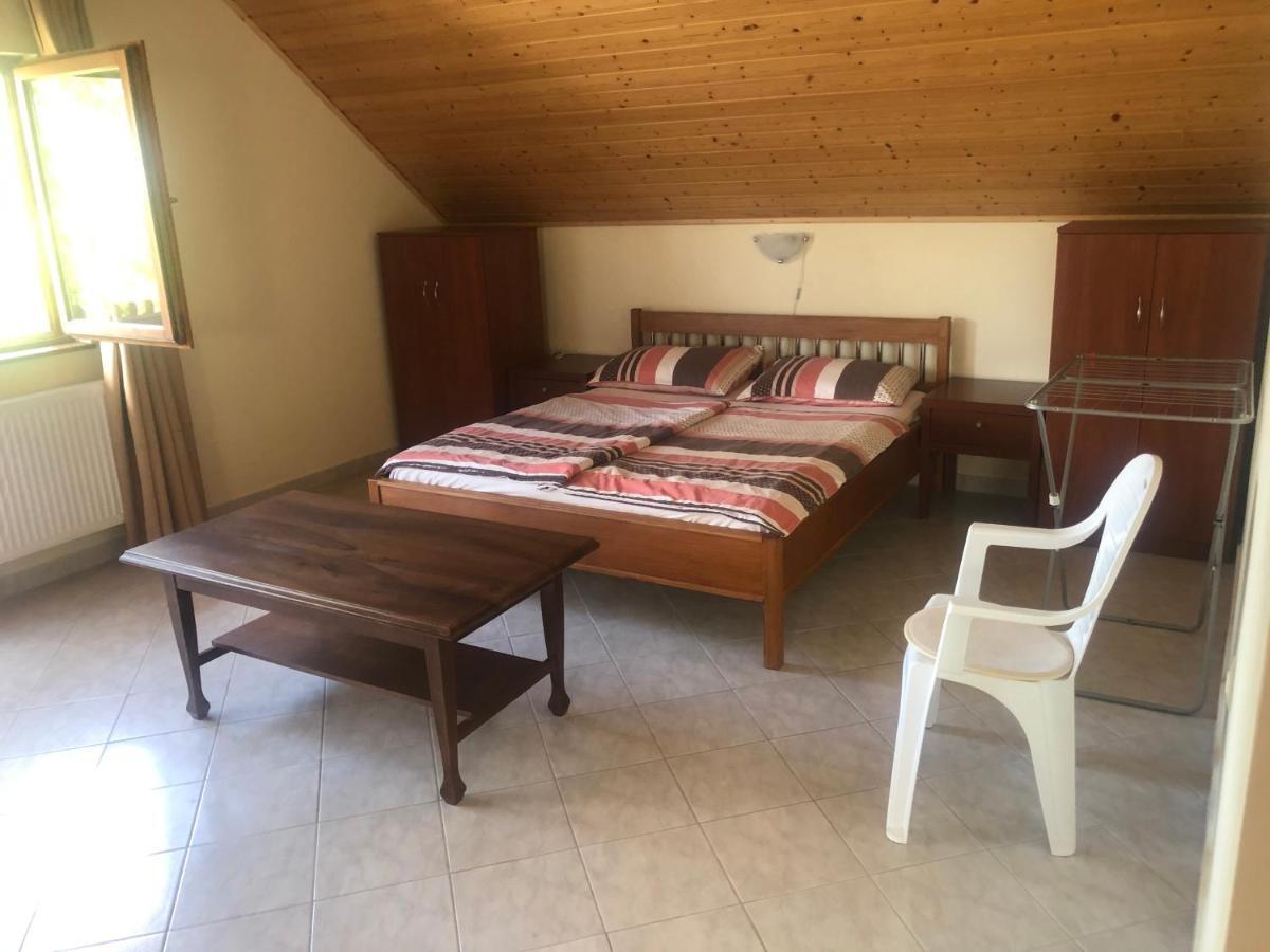 Zalakarosi Egerfa Nyaralohaz Foeldszinti Es Emeleti Apartman Exteriör bild