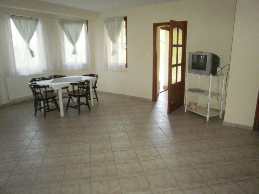 Zalakarosi Egerfa Nyaralohaz Foeldszinti Es Emeleti Apartman Rum bild