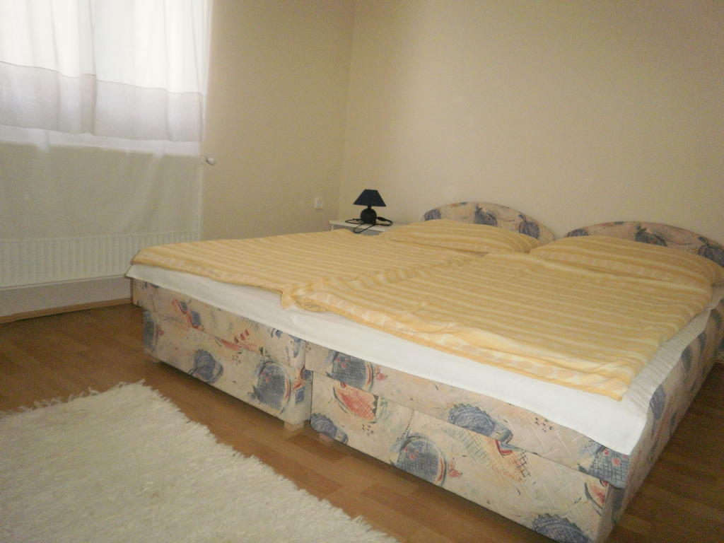 Zalakarosi Egerfa Nyaralohaz Foeldszinti Es Emeleti Apartman Rum bild